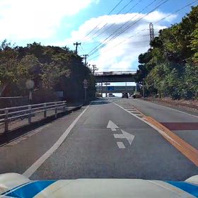 飛び出してくる車の画像