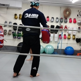 クロ道着で〜ミットを持つの巻〜の画像