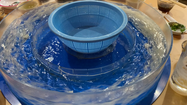 高速回転「そうめん流し」の記事動画