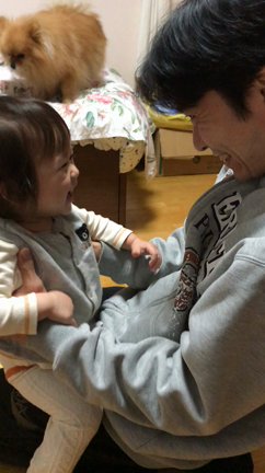 帰宅時、家族からの熱烈歓迎の記事動画