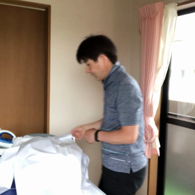 卓球台でアイロン掛けの画像