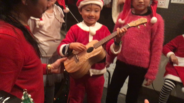 ピアノ・ウクレレ子供の生徒さんの「クリスマスパーティー」動画も。の記事動画