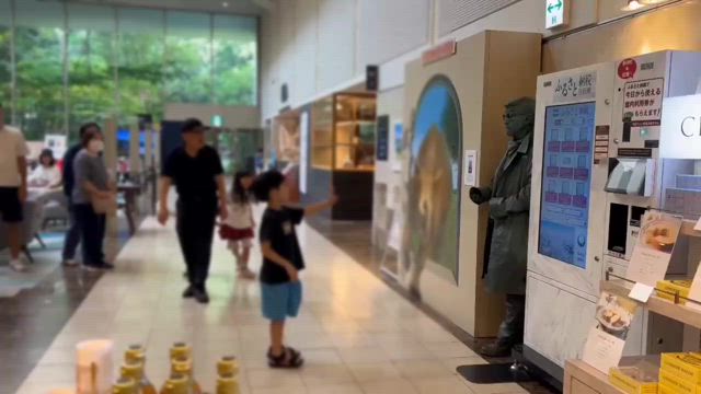 銅像型ロボットの記事動画