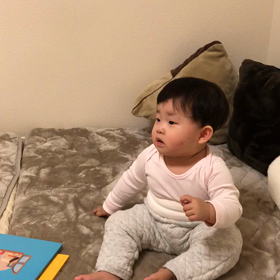 帰宅したお父さんに大興奮の赤ちゃんの画像