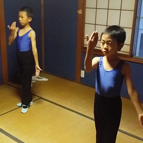 小さい部屋でもダンス頑張るの画像
