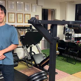 POWERTEC社のレバレッジスクワットマシンの画像