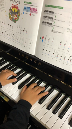 チャレンジ中！ジングルベルポジション色々❣️＠南茨木沢良宜西ピアノ・リトミック教室の記事動画