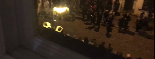 真夜中のイースターの記事動画