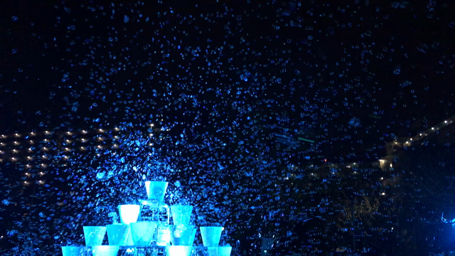 夜空に無数のシャボン玉。の記事動画