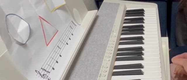 ２歳児さんのプレピアノレッスン風景の記事動画
