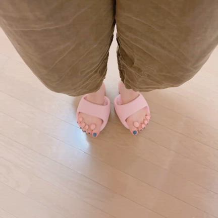 【履くだけダイエット】立つだけで筋トレ＆美脚が狙える“ながらダイエットスリッパ”の記事動画