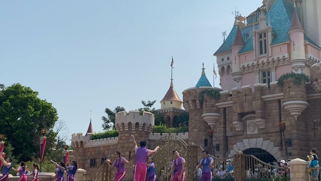 【HKDL】新しいお城の前で行われるショー！Party Beat!の記事動画