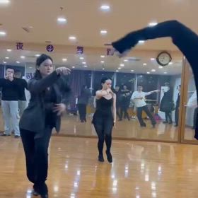 厳しい中国のダンスレッスンの画像