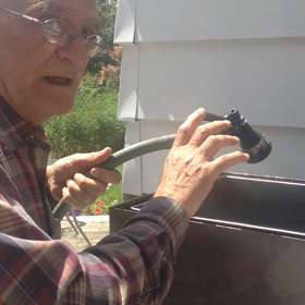 ミカエルが蒸留する動画。 「蒸し器に水を入れる」の画像