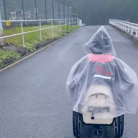 車椅子の雨移動の画像