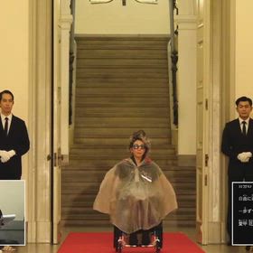 インクルーシブ・ランウェイで見つけた、車椅子レインコートの新たな課題の画像