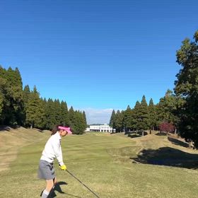 女子トークしながらの楽しいゴルフの画像