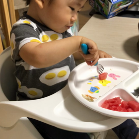 1y4m25d 少しずつスプーンやフォークもの画像