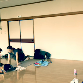 お子様連れヨガ風景の画像