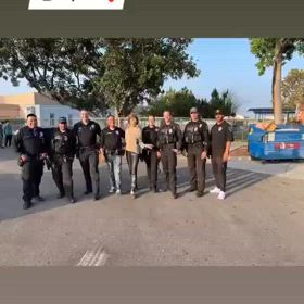 ロサンゼルス警察官に「私はキレイ〜！」ポーズ指導の画像