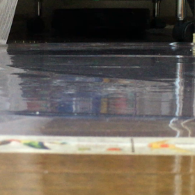 小鳥部屋（蚊帳の下）の掃除をロボット掃除機での画像