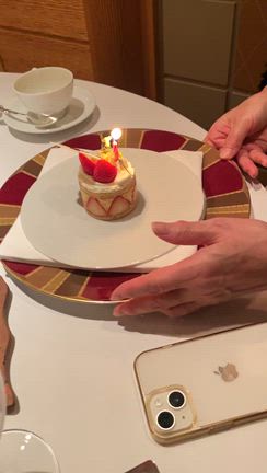 ラグジュアリーなレストランでお誕生日のお祝い♪の記事動画
