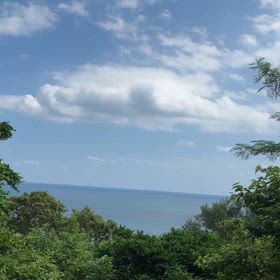 斎場御嶽から久高島の画像