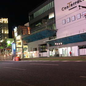 夜の天文館バス停の画像