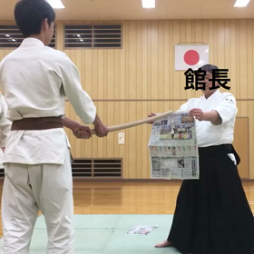 木剣で新聞紙を切るの画像