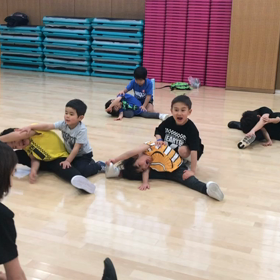 ボーイズ幼児  ストレッチほのぼの光景の画像