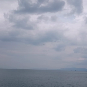 桜島と海釣り公園と戦闘機の画像