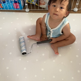 お掃除にはまる1歳児の画像