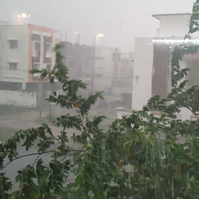 季節ハズレの土砂降りにわか雨の画像