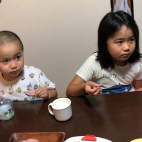 ハムを食べる2人の 画像