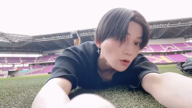 寝そべるゆせくんの記事動画