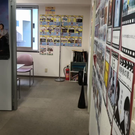 壁の張り紙の記事動画