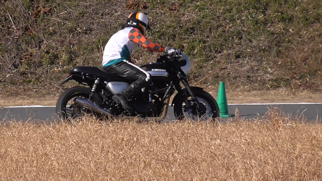 W800カフェの17インチ化についての記事動画