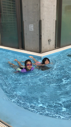 子供たちはまたプールの記事動画