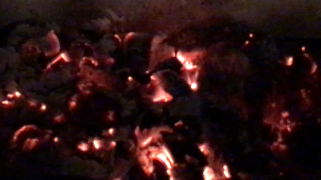 暖炉で薪が燃える様子って・・・の記事動画