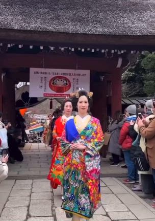 日本髪　お練り歩きの記事動画