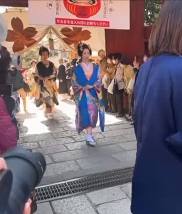日本髪　お練り歩きの記事動画