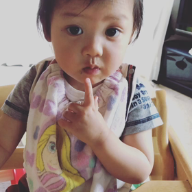 食べたいけど寝ちゃう1歳の画像