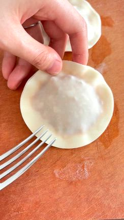 餃子の皮で簡単絶品！脳に訴えかける美味しさしてるパリパリポテトミートパイの記事動画
