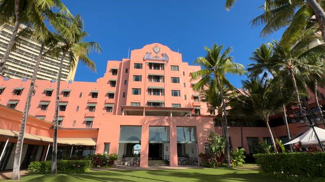 ロイヤルハワイアンホテルの中庭からの景色の記事動画