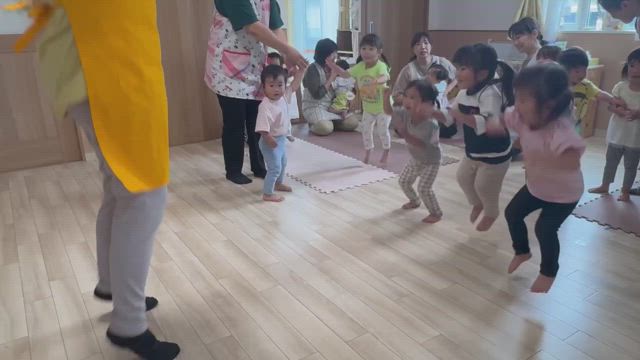 子供に大人気大人はハードなカエル&カタツムリの様子の記事動画