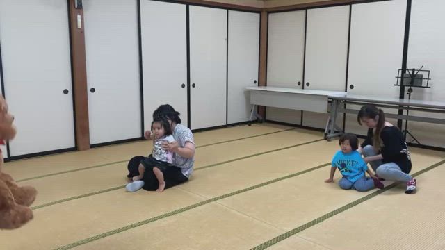 子供に大人気大人はハードなカエル&カタツムリの様子の記事動画