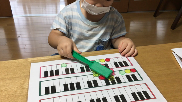 待合室のステップ階段でドレミ、ミレド、ドレドの記事動画