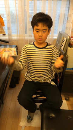 ピアノを弾く前、指の力を抜くためにキャッチボールの記事動画