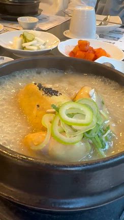 【黄金色の参鶏湯】栄養満点で美味しくて最高っ！の記事動画