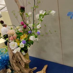流木5本でいけばな展示作品 | 八王子の花教室「RosyRoses」のブログ